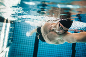 deportes al aire libre | Hombre practicando natación
